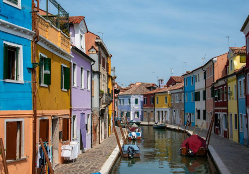 Autovakantie naar Venetië? Breng een bezoek aan de eilanden Murano en Burano!