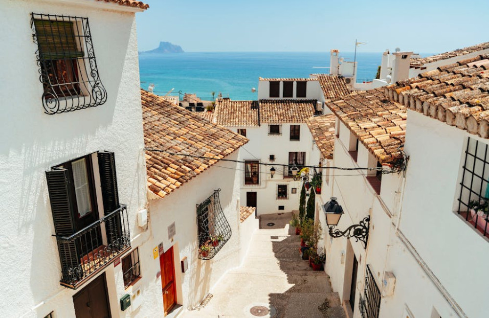 De Costa Blanca: van charmante dorpjes tot luxe vakantiehuizen