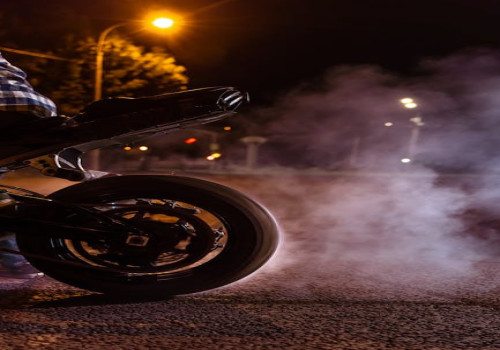 Waarom remt mijn auto vanzelf bij het loslaten van het gaspedaal?